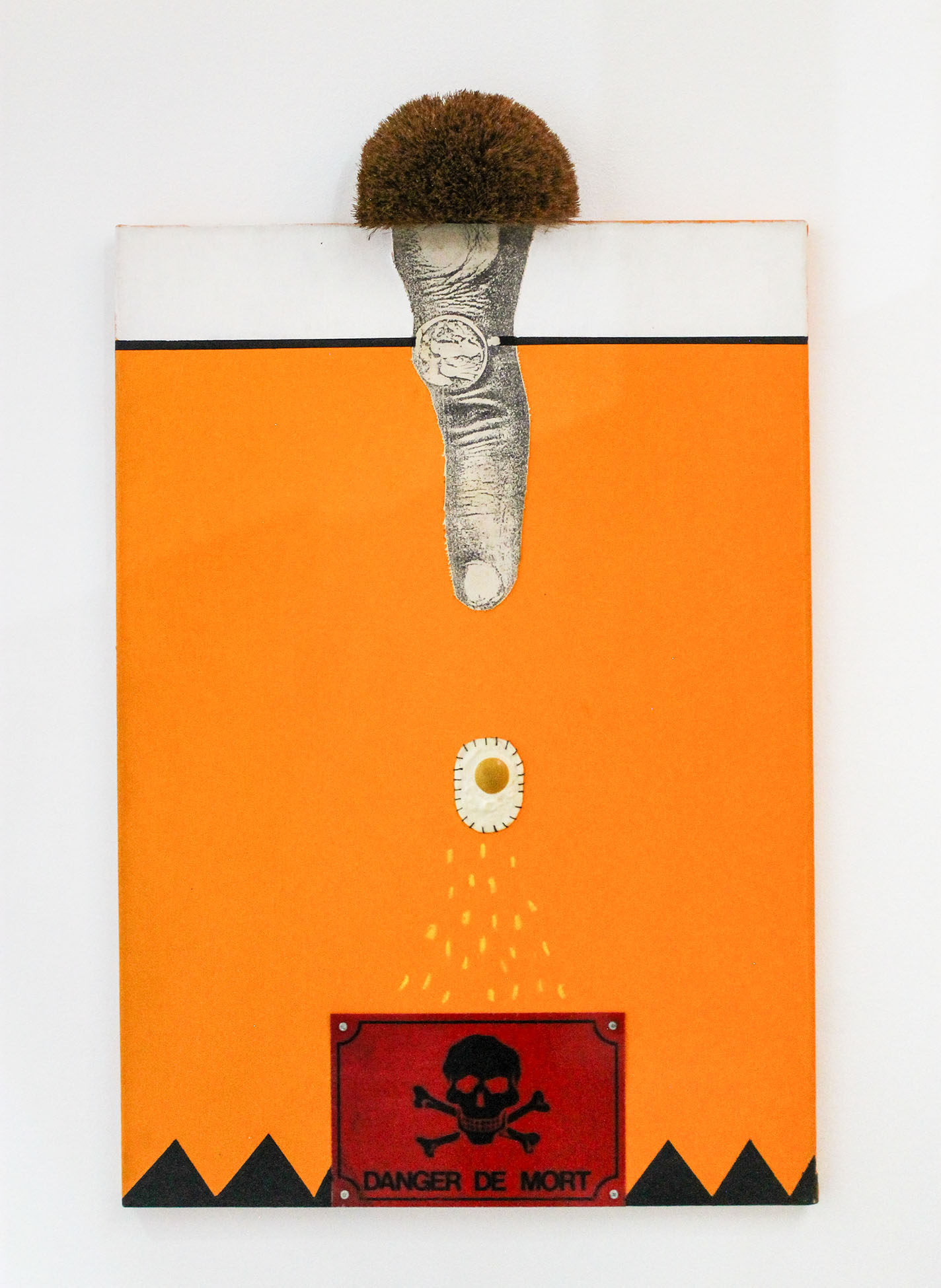 Peligro de Muerte (Danger of Death), 1998. Mixed Media on canvas, 44 7/8 x 27 1/2 inches. Courtesy the Estate of Ofelia Rodríguez and Instituto de Visión